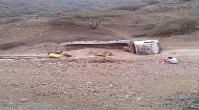 لحج :انقلاب شاحنة نقل ثقيل في عقبة المنصورة بالمضاربة
