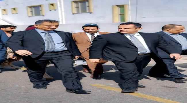 رئيس الوزراء يوجه بنقل جرحى تفجيرات  مطار عدن إلى الخارج 