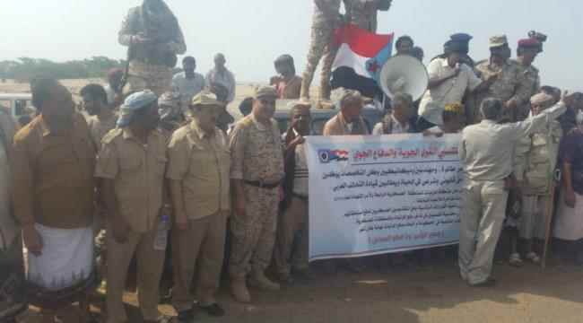 عسكريون يطالبون الحكومة بسرعة صرف مرتباتهم 