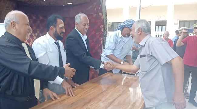 مدير البريقة يكرم عدد من المتقاعدين التربويين وشركة مصافي عدن