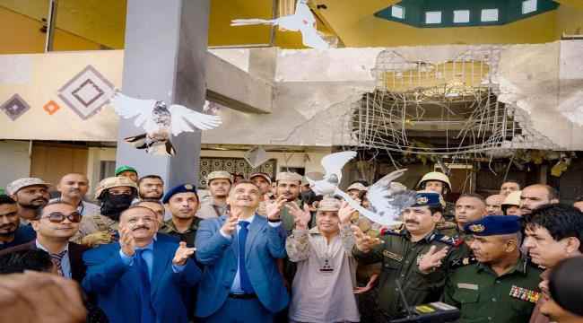 المحافظ لملس بمعية عدد من الوزراء يدشنون استئناف النشاط الملاحي بمطار عدن الدولي 