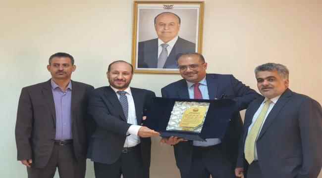 الوزير باذيب يتسلم وزارة التخطيط والتعاون الدولي من الدكتور العوج