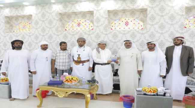 محافظ المهرة يستقبل ويهدي درع شكر وتقدير لمالك وربان أكبر سفينة خشبية بالعالم وصلت ميناء نشطون 