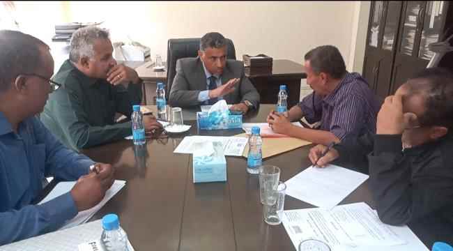 أمين محلي عدن يترأس أول إجتماع للجنة مراجعة وتقييم خزانات كالتكس لتموين البواخر