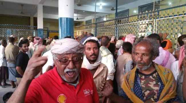منتسبو الأمن والجيش : باتت أسرنا على أعتاب مجاعة جراء الانقطاع المستمر للمرتبات