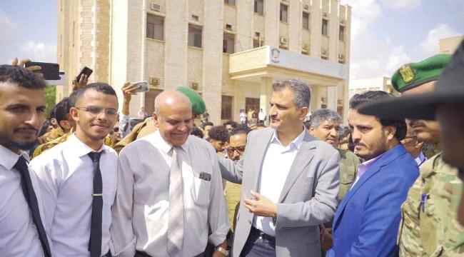 محافظ العاصمة عدن ووزير الاشغال يتفقدان سير العملية التعليمية بكلية الهندسة