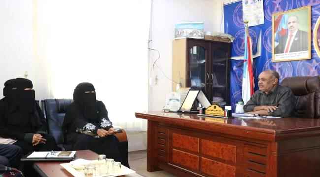 انتقالي حضرموت يبحث أوجه التعاون مع مؤسسة الرجاء للتنمية بالديس الشرقية ويشيد بجهود إدارة المرأة بالمديرية