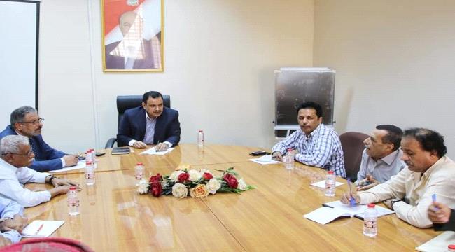 الوزير السقطري يجتمع بقيادة الهيئة العامة للمصائد في خليج عدن لتفعيل مراكز الإنزال السمكي