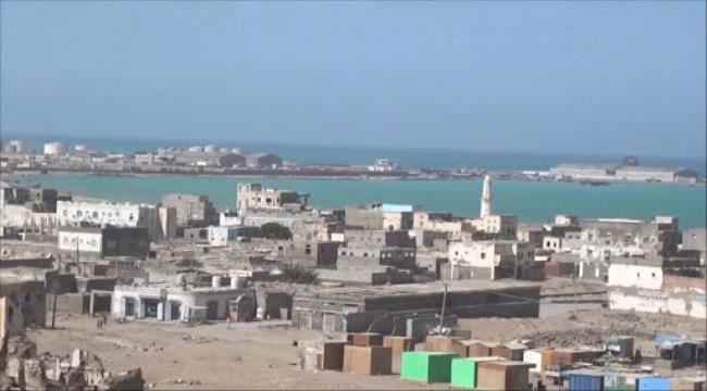 موثوقة اليدين والقدمين وعليها جروح عميقة..العثور على جثة مجهولة في المخا