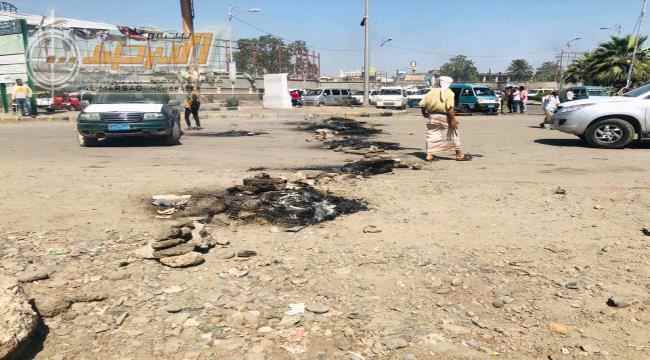 قطع طرقات في عدن احتجاجاً على تأخر صرف المرتبات