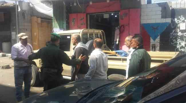 نائب شرطة كريتر النقيب امجد الصبيحي يقوم بحملة ضد السيارات المسببة لزحمة السير في المدينة