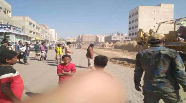 حملة نظافة تدخل أسبوعها الثاني..العميد النوبي ومدير عام ردفان يتفقدان سير اعمال النظافة والتوسعة في الشارع الخلفي للمدينة 