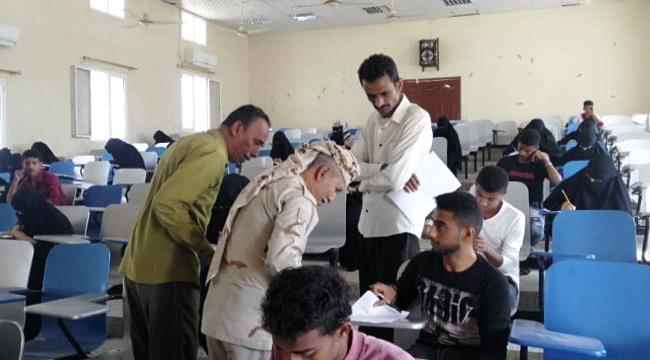 رئيس الانتقالي يتفقد سير الامتحانات الفصلية بعدد من كليات جامعة أبين