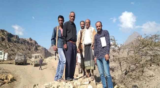 الضالع : مديرعام  الأزارق وأعضاء بالمجلس الانتقالي وممثلي منظمة جلوبال يتفقدون سير العمل في طريقي الحقل ومثعد