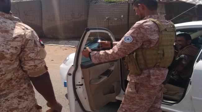 حزام لحج ينفذ حملة إزالة لواصق العاكس من السيارات