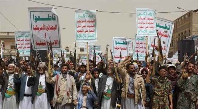 الحوثيون يجبرون الموظفين على التظاهر ضد تصنيفها تنظيماً إرهابياً