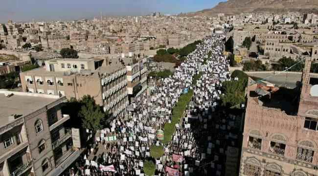 الإجبار والإغراء بالمال.. أسلوب الحوثيين لحشد التظاهرات ضد "التصنيف الأمريكي"