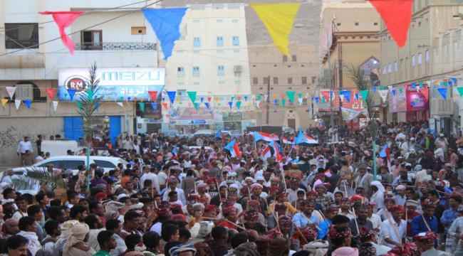 بالاعلام الجنوبية وصور الرئيس الزُبيدي.. اهالي مدينة القطن يستقبلون نجوم الشعر وفرق الألعاب الشعبية بحضرموت