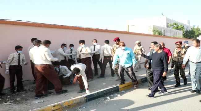 محافظ حضرموت يشيد بحملة النظافة الواسعة لطلاب المدارس بمدينة المكلا