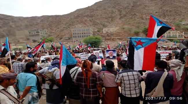 رئيس مركز بريطاني: قمع المتظاهرين في شبوة يؤكد ان الحوار مع إخوان اليمن يتم بالبنادق في الخنادق