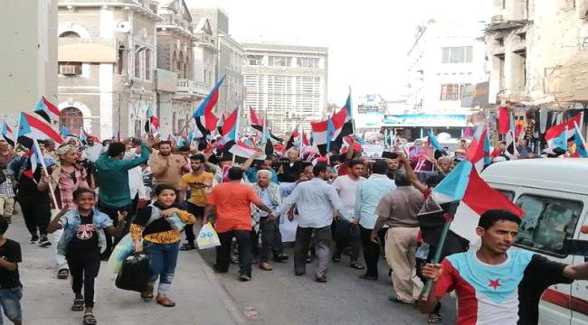 مسيرة حاشدة بالعاصمة عدن تضامنا مع أبناء شبوة وحضرموت