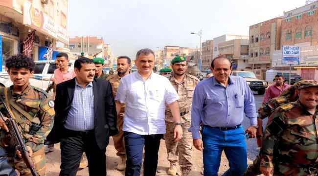 المحافظ يتفقد أعمال تأهيل عدد من شوارع المنصورة ويشيد بدور القطاع الخاص في بنا وتنمية عدن