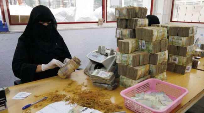 صحيفة سعودية تكشف أسباب انهيار الريال اليمني 