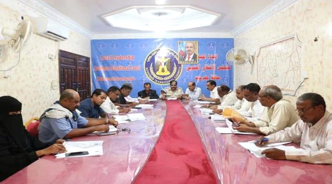 تنفيذية انتقالي حضرموت تصف صمت الشرعية إزاء انهيار العملة بالخيانة وتشيد بتجار حضرموت الذين حافظوا على أسعار سلعهم الغذائية