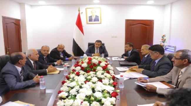 الإطاحة بمدير الإعلام في تعز بعد وصفه الحكومة بـ"الأحذية" ومعين بـ"الإمعة" والوزراء بـ"الدنق"