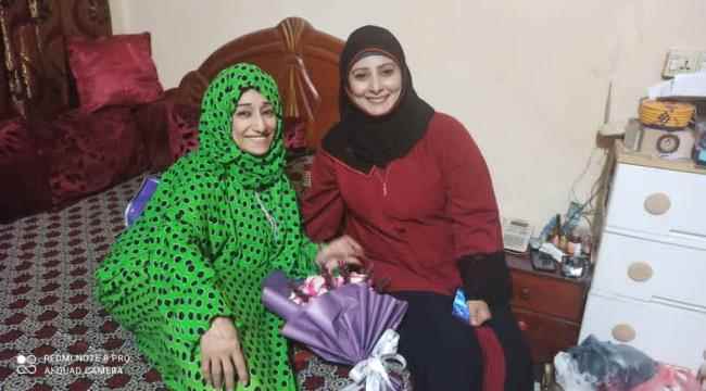 مدير عام الثقافة بعدن تطمئن على صحة الفنانة القديرة أمل كعدل