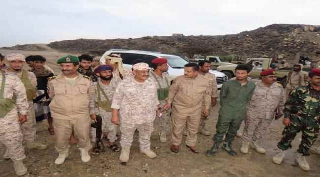 قائد المنطقة العسكرية الرابعة يتفقد الوحدات العسكرية بمحور أبين 