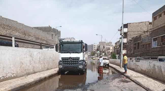 مامور مديرية المعلا يوجه بشفط المياه من الشوارع التي سببتها الامطار