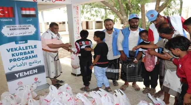 مؤسسة "رعاية " للتنمية والأعمال الإنسانية توزع لحوم الأضاحي للنازحين والفقراء في أبين