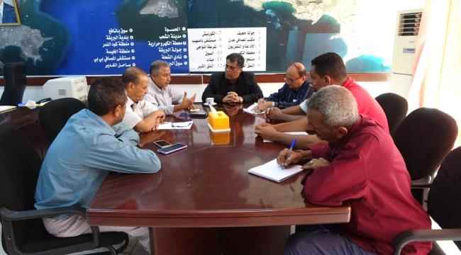 الشاذلي يتفقد صندوق النظافة ومؤسسة المياه بالعاصمة عدن