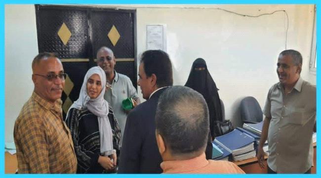 مدير عام شركة النفط بعدن يبادل الموظفين التهاني بعيد الاضحى ويشيد بمستوى الانضباط الوظيفي