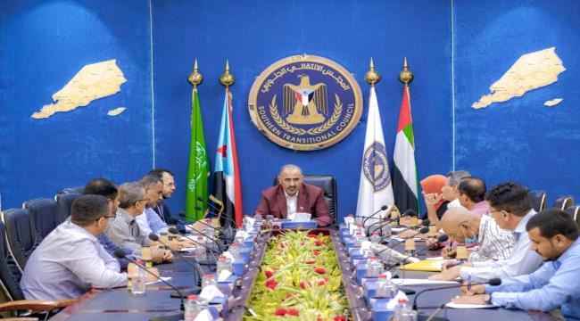 الرئيس القائد عيدروس الزُبيدي يترأس لقاءً مشتركاً للدائرة الاقتصادية بالأمانة العامة واللجنة الاقتصادية بالجمعية الوطنية