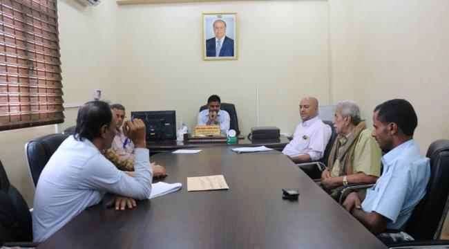 السلطة المحلية بالشيخ عثمان تفتح مظاريف مناقصة بناء مدرجات نادي الوحدة
