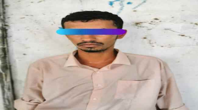 قتل شقيقه وأصاب الآخر....سقوط متهم بقبضة أمن لحج "صورة"