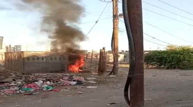 حريق يلتهم محول كهرباء في منطقة البساتين بعدن والأهالي يناشدون