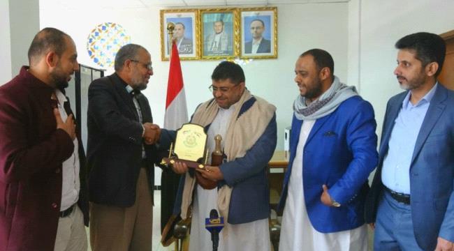 ممثل حماس في صنعاء يلتقي الحوثي..مقدماً هدية