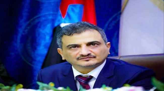 مراسل قناة الجزيرة يهاجم المحافظ لملس