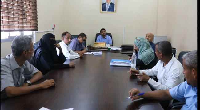مدير عام الشيخ عثمان يناقش آلية العمل لقسم تراخيص المهن التجارية 