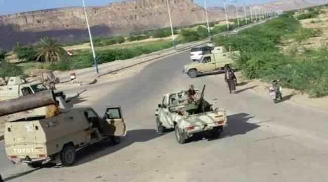 قوات الشرعية في شقرة ترهق ملاك الشاحنات بجبايات كبيرة 