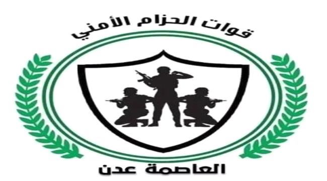 افراد من قوات الحزام الأمني بنقطة جسر حسان تلقي القبض على لص متهم بسرقة منزل احد المواطنيين بالعاصمة عدن