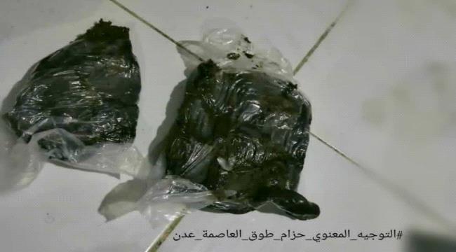 ضبط شخصين بحوزتهم كمية من الحشيش المخدر في نقطة العلم