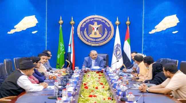 الرئيس القائد عيدروس الزُبيدي: نبذل قصارى جهدنا للتخفيف من معاناة أسر الشهداء والجرحى