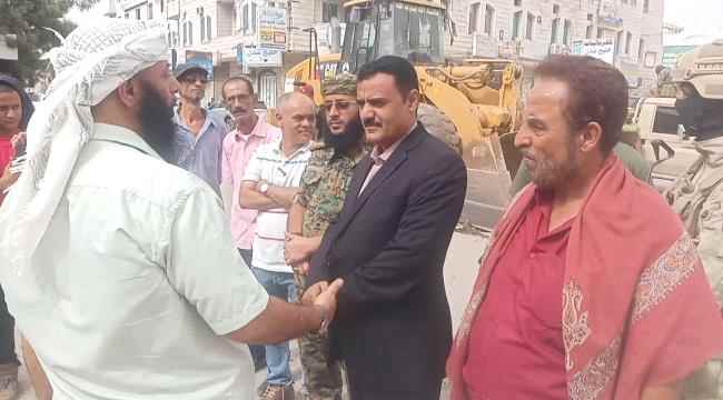 مدير عام المنصورة يثمن دعم القطاع الخاص بتنفيذ مشاريع إعادة تأهيل عدد من شوارع المديرية