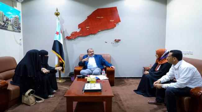 اللواء بن بريك يُشيد بالمشاريع النوعية لشبكة عدن للأعمال الإنسانية 