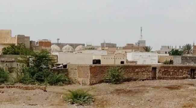 في تصعيد خطير..مليشيات الحوثي تقصف مدينة حيس بأكثر من 26 قذيفة مدفعية