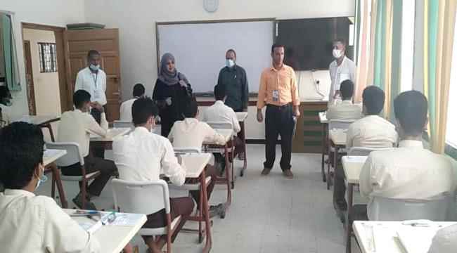فريق الاشراف الوزاري بساحل حضرموت يتفقد مراكز اختبارات الثانوية العامة بالمكلا وأريافها 